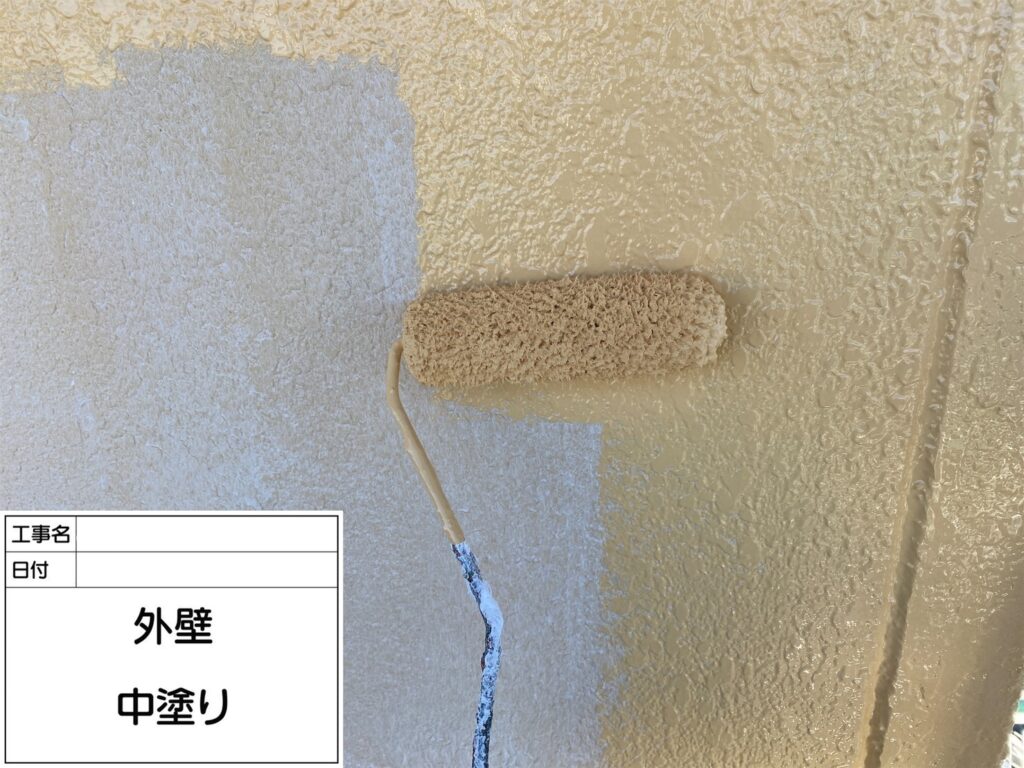 外壁の中塗りを行います。<br />
中塗りの段階で凹凸などのない平らでなめらかな下地をつくっておくことで、上塗りがきれいに塗れるため、より美しく仕上げることができます。